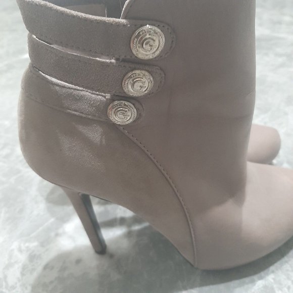 Guess Granee Grey Taupe Suede & Leather Button Accented High Heel Booties SZ 7 - Picture 5 of 8